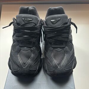 Black New Balance 9060s